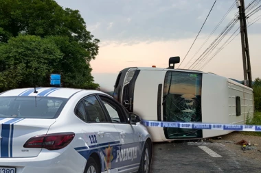 VOZAČ ZASPAO ZA VOLANOM? Kombi PUN SRBA sleteo s puta: Drama u Severnoj Makedoniji
