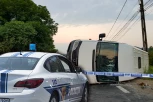 VOZAČ ZASPAO ZA VOLANOM? Kombi PUN SRBA sleteo s puta: Drama u Severnoj Makedoniji