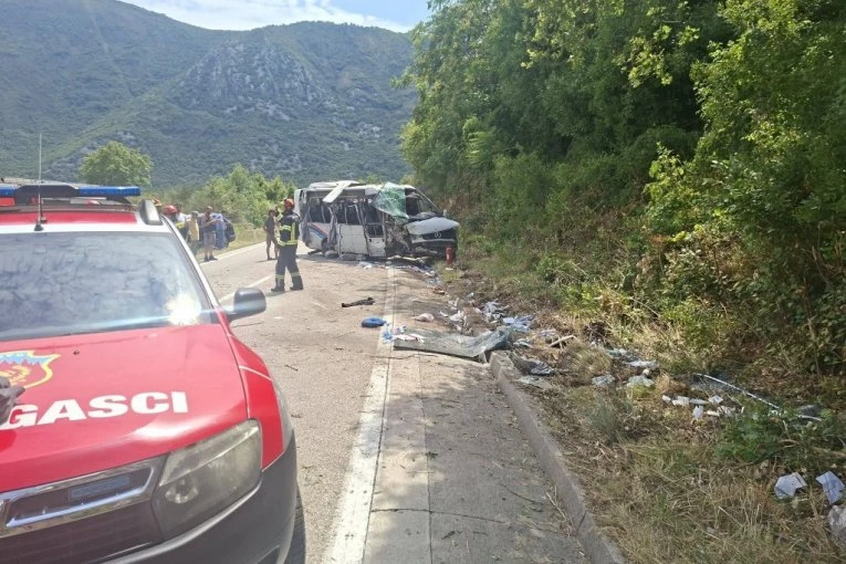 POGINULA DEVOJKA (21), VIŠE DECE POVREĐENO, JEDNO REANIMIRANO! Novi detalji teške nesreće kod Risna - SRBI SE VRAĆALI SA OSTROGA, VOZAČ KOBIJA ZASPAO PA SE ZAKUCAO U STENU!