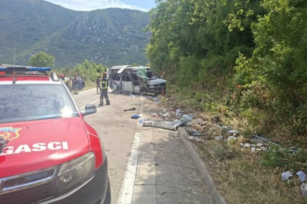POGINULA DEVOJKA (21), VIŠE DECE POVREĐENO, JEDNO REANIMIRANO! Novi detalji teške nesreće kod Risna - SRBI SE VRAĆALI SA OSTROGA, VOZAČ KOBIJA ZASPAO PA SE ZAKUCAO U STENU!