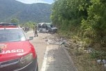 POGINULA DEVOJKA (21), VIŠE DECE POVREĐENO, JEDNO REANIMIRANO! Novi detalji teške nesreće kod Risna - SRBI SE VRAĆALI SA OSTROGA, VOZAČ KOMBIJA ZASPAO PA SE ZAKUCAO U STENU! (FOTO)