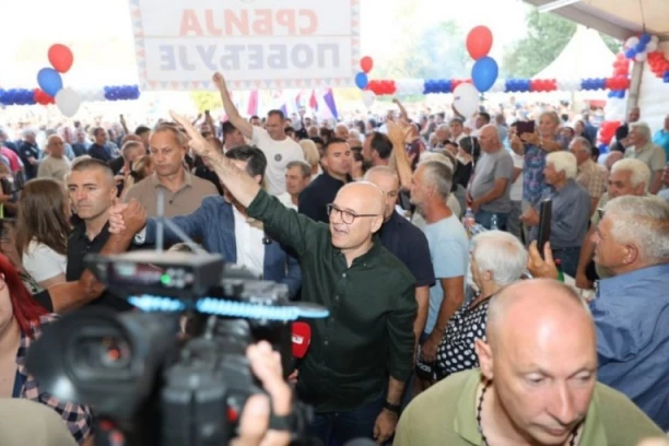 "LJUDI ŽELE DAŽIVE NORMALNO I BEZ PODELA"! Vučević posetio selo Trupale kod Niša - Narod i država su iznad svega! (FOTO)