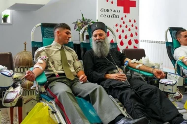 VELIKI PRIMER ČOVEKOLJUBLJA NA PETROVDAN: Patrijarh Porfirije darovao krv i uputio poziv vernicima (FOTO)