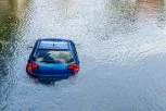 JEZIVA DRAMA U CENTRU GRADA! Auto sleteo pravo u more, vojnici u poslednjoj sekundi izvukli vozača iz SIGURNE SMRTI! (VIDEO)