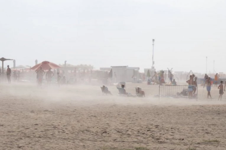 DRAMA NA PLAŽI! Misteriozni fenomen uplašio kupače, a onda je usledilo OVO! (VIDEO)