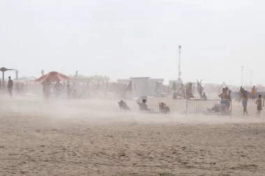 DRAMA NA PLAŽI! Misteriozni fenomen uplašio kupače, a onda je usledilo OVO! (VIDEO)