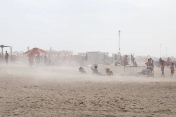 DRAMA NA PLAŽI! Misteriozni fenomen uplašio kupače, a onda je usledilo OVO! (VIDEO)