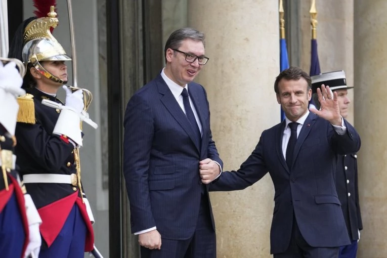 VUČIĆ STIGAO U PARIZ! Predsednik će prisustvovati vojnoj paradi povodom Dana pada Bastilje