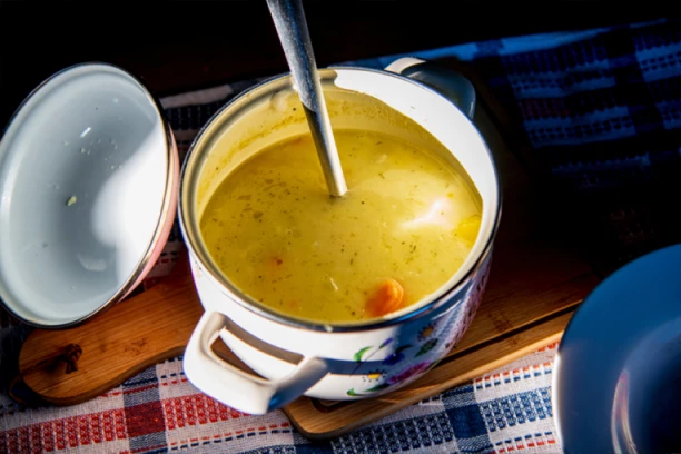 Meso i povrće NISU dovoljni: Samo ovaj sastojak daje domaćoj supi ukus kao nekada kod baka