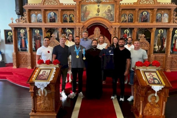 SRPSKI ŠAMPIONI SVOJU ZLATNU MEDALJU DARIVALI CRKVI I BOGU: Reprezentativci poklonili i dres svešteniku Vladimiru Vraniću (FOTO)