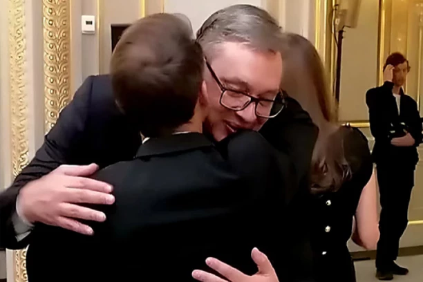 VUČIĆ SE OGLASIO NAKON VEČERE KOJU JE ORGANIZOVAO MAKRON: "Francuska je jedan od najvažnijih partnera Srbije!" (FOTO)