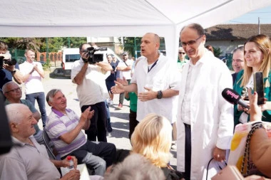 MACUT OBIŠAO MOBILNU AMBULANTU U VELIKOM SELU U BEOGRADU! Premijer sa ministrom Lončarom pregledao pacijente! (FOTO, VIDEO)