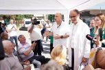 MACUT OBIŠAO MOBILNU AMBULANTU U VELIKOM SELU U BEOGRADU! Premijer sa ministrom Lončarom pregledao pacijente! (FOTO)