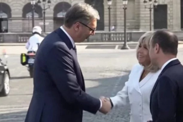 VUČIĆ STIGAO NA VOJNU PARADU U PARIZU: Brižit ga srdačno dočekala, VELIKA ČAST za predsednika Srbije (VIDEO)