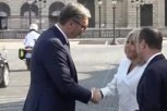 VUČIĆ STIGAO NA VOJNU PARADU U PARIZU: Brižit ga srdačno dočekala, VELIKA ČAST za predsednika Srbije (VIDEO)