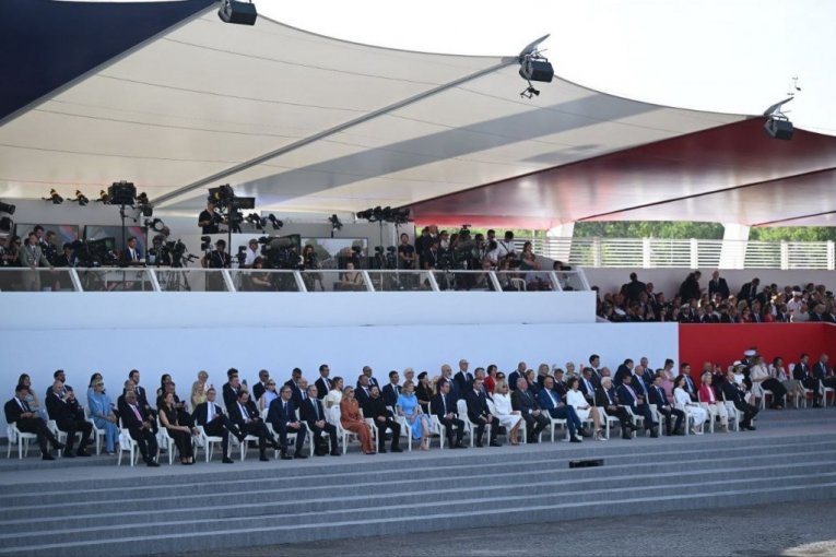 Vučić na vojnoj paradi u Parizu