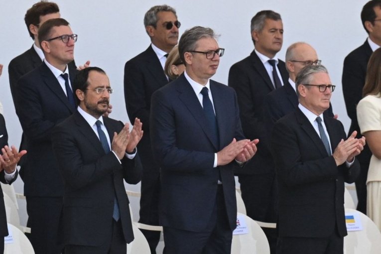 Vučić na vojnoj paradi u Parizu