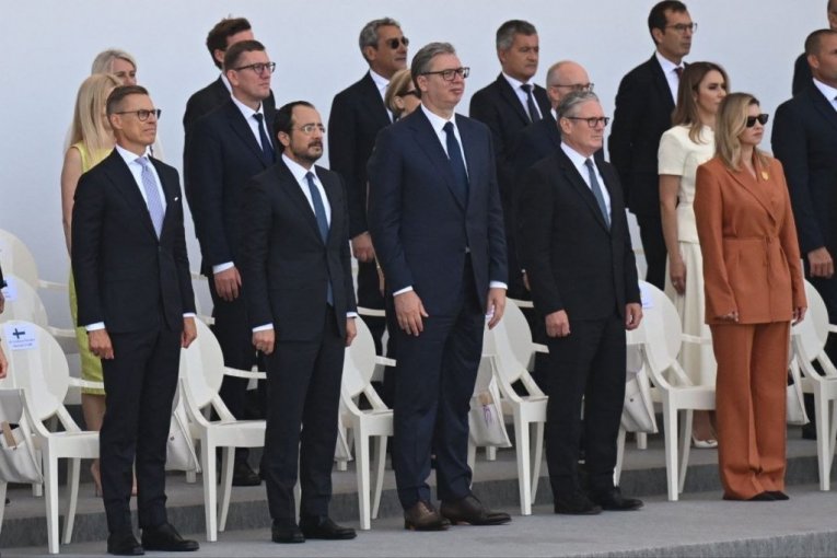 Vučić na vojnoj paradi u Parizu