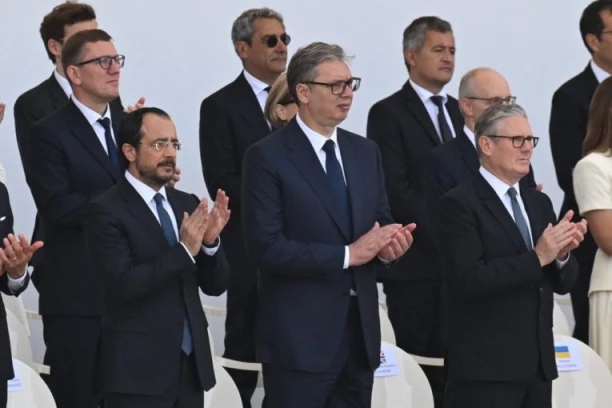 HISTERIJA U HRVATSKOJ! Pokušali da objasne zbog čega je Vučić sedeo u prvom redu u Parizu, A PLENKOVIĆ U DRUGOM: Nije im pošlo za rukom!