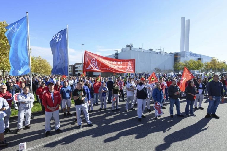 NOVI UDŽBENICI, SPREMAJU GRAĐANSKE STRAŽE! U Nemačkoj se vuku radikalni potezi!