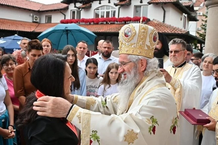 VLADIKA JOVAN DODELIO CRKVENI ORDEN POPADIJI: Marica Ćirković odlikovana za nesebično služenje Crkvi