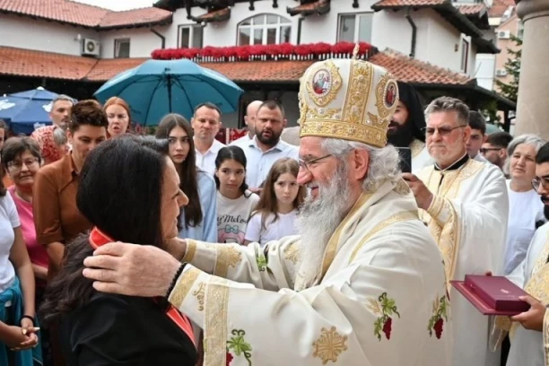 VLADIKA JOVAN DODELIO CRKVENI ORDEN POPADIJI: Marica Ćirković odlikovana za nesebično služenje Crkvi