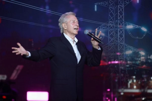 HITNO PREKINUT KONCERT MIROSLAVA ILIĆA U HRVATSKOJ: Oštetili dalekovod, policija morala da reaguje! Čitavo mesto ostalo bez struje!