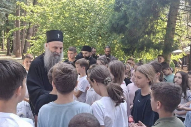 PATRIJARH PORFIRIJE SA NAJMLAĐIMA U „GORI PREOBRAŽENJA“: Letnja duhovna škola na Avali - mesto molitve, radosti i novih prijateljstava (FOTO)