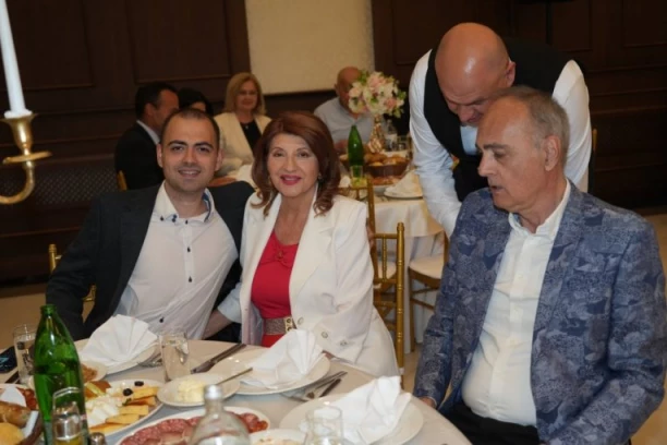 DIPLOMIRAO SIN BILJE JEVTIĆ I ACE ILIĆA: Ivan završio težak fakultet, ponosna mama puca od sreće! (FOTO)