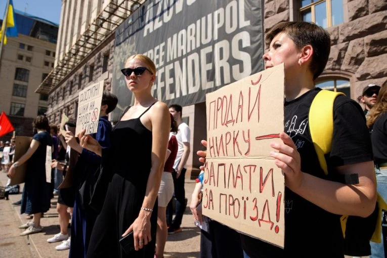 ZELENSKOG DOČEKAO BES GRAĐANA! Hiljade ljudi izašle na ulice zbog smene ministra odbrane! (FOTO, VIDEO)