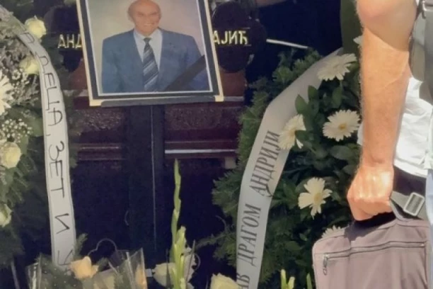 SABLASAN PRIZOR NA GROBU ANDRIJE BAJIĆA! Dok porodica VODI RAT OKO NASLEDSTVA, samo ga ona posećuje! (FOTO)