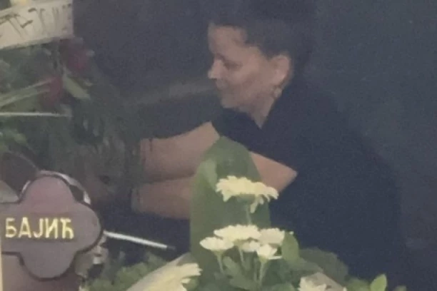 JEZIV DETALJ SA SAHRANE ANDRIJE BAJIĆA KOJI JE SVIMA PROMAKAO! Dok se Mala Cana gušila u suzama porodica NAPRAVILA NEPRIJATNU SCENU NA GROBLJU! (VIDEO)