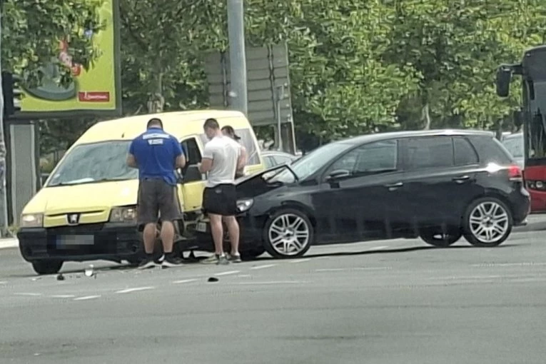 HAOS KOD UŠĆA! Žestok sudar dva vozila, stvaraju se velike gužve!