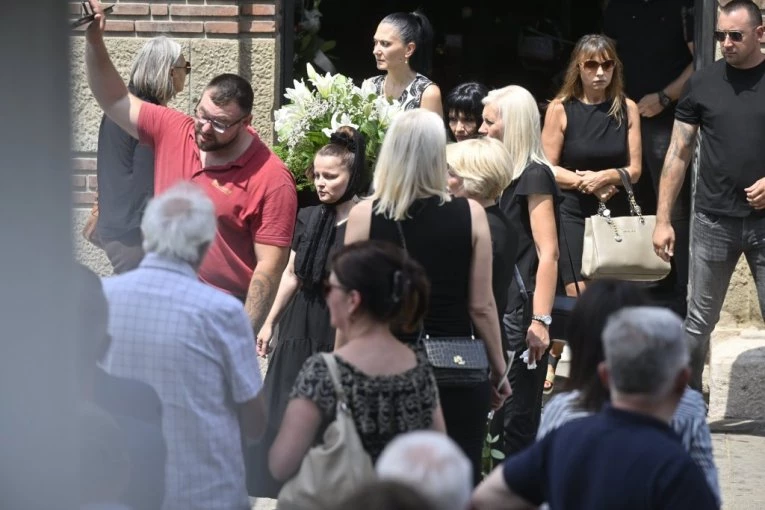 ĆERKA PREMINULOG PEVAČA PREKINULA ĆUTANJE! Milica Bajić poslala SNAŽNU PORUKU, pomenula MANIPULACIJE I BEZOČNE LAŽI!