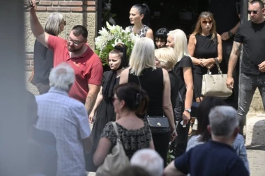 ĆERKA PREMINULOG PEVAČA PREKINULA ĆUTANJE! Milica Bajić poslala SNAŽNU PORUKU, pomenula MANIPULACIJE I BEZOČNE LAŽI!