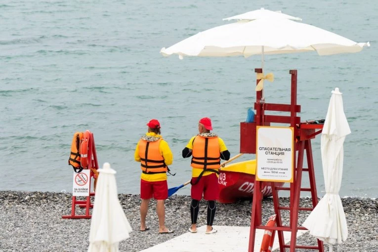 PANIKA NA PLAŽI U POPULARNOM GRKOM LETOVALIŠTU! Devojčica Maša pronađena kod spasilaca, traži se majka iz Beograda!
