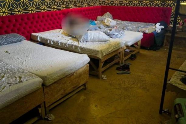 POLICIJA U ILEGALNOM HOSTELU U SURČINU PRONAŠLA 13 MIGRANATA! Uhapšen muškarac zbog krijumčarenja ljudi! (FOTO)