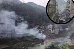 APOKALIPSA PROGUTALA NASELJE! Brdo se OBRUŠILO na kuće usred evakuacije – ljudi zatrpani pod tonama zemlje, DRAMATIČNI snimci LEDE KRV u žilama! (VIDEO)