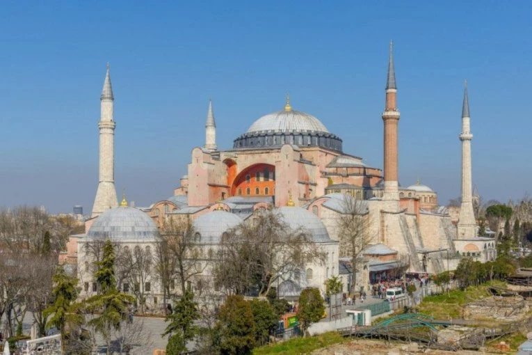 VERSKI INCIDENT U ISTANBULU: Pravoslavni bračni par priveden zbog čitanja Biblije u Aja Sofiji