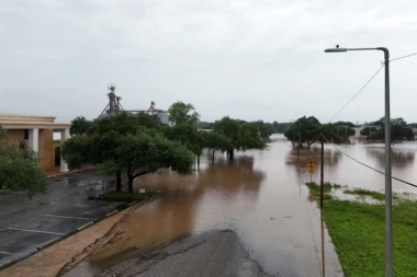 NEZAPAMĆENE POPLAVE! Bujice gutaju sve pred sobom, IMA MRTVIH, hitne službe u trci sa vremenom! (FOTO, VIDEO)