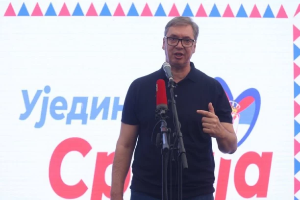 VUČIĆ STIGAO U LAPOVO! Vijore se srpske zastave, kakav doček za predsednika Srbije!