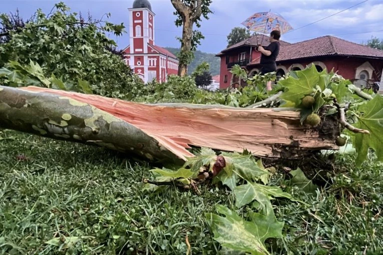NEVREME UNIŠTILO U SEKUNDI SIMBOL SABORA TRUBAČA U GUČI! Meštani u neverici, ovo još nije viđeno (FOTO)