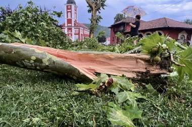 NEVREME UNIŠTILO U SEKUNDI SIMBOL SABORA TRUBAČA U GUČI! Meštani u neverici, ovo još nije viđeno (FOTO)