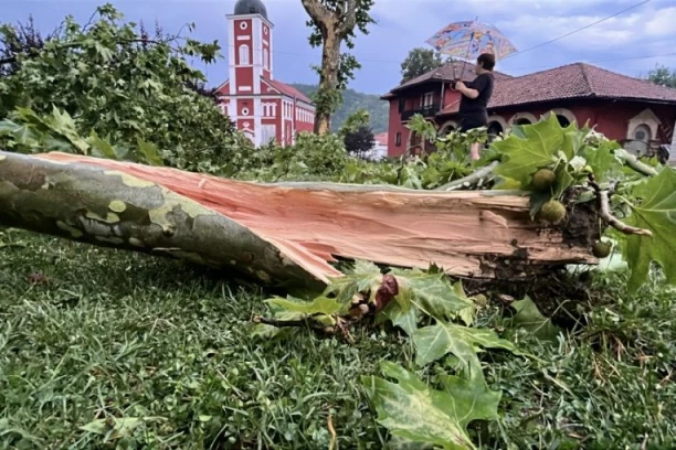 NEVREME UNIŠTILO U SEKUNDI SIMBOL SABORA TRUBAČA U GUČI! Meštani u neverici, ovo još nije viđeno (FOTO)