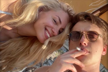 VIŠE NE KRIJU LJUBAV! Sara Jo i Aleksej Bjelogrlić ZAPALILI mreže zajedničkom fotkom sa odmora: Pevačici zasijao i PRSTEN na ruci!