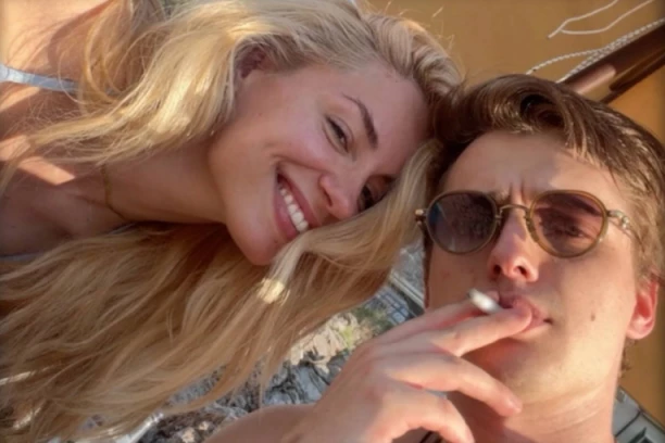VIŠE NE KRIJU LJUBAV! Sara Jo i Aleksej Bjelogrlić ZAPALILI mreže zajedničkom fotkom sa odmora: Pevačici zasijao i PRSTEN na ruci!