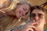 VIŠE NE KRIJU LJUBAV! Sara Jo i Aleksej Bjelogrlić ZAPALILI mreže zajedničkom fotkom sa odmora: Pevačici zasijao i PRSTEN na ruci!