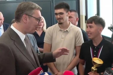 "BUDUĆNOST ZA MLADE JE DUALNO OBRAZOVANJE!" Vučić u Svilajncu: Imaće posao u svakom trenutku, sve više kompanija traži takvu podršku