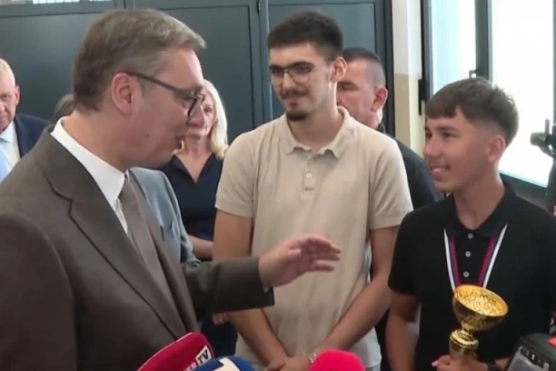 "BUDUĆNOST ZA MLADE JE DUALNO OBRAZOVANJE!" Vučić u Svilajncu: "Imaće posao u svakom trenutku, sve više kompanija traži takvu podršku"