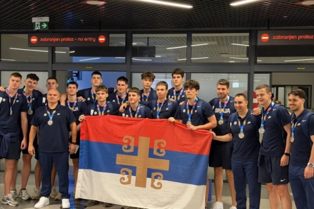 SREBRO SIJA KAO ZLATO! "Orlići" dočekani uz ovacije i trobojku - veličanstvene scene na aerodromu! (FOTO, VIDEO)